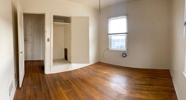 Building Photo - Duplex Close To Everything