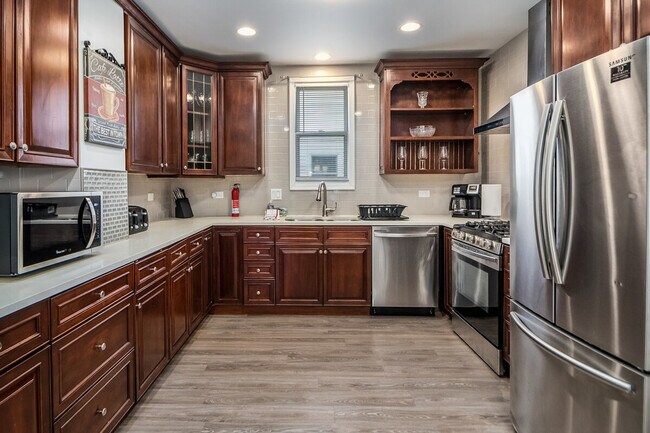 Building Photo - 334 S Wisconsin Ave