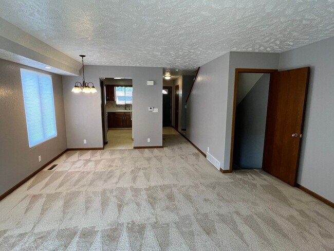 Building Photo - Beautiful 3 bed townhouse!