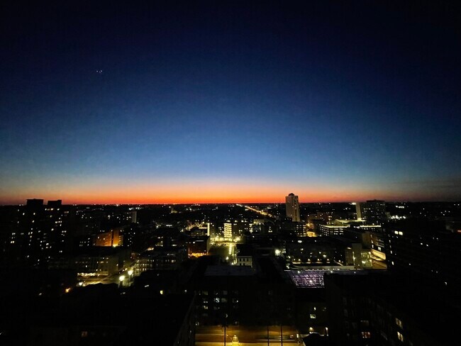 Building Photo - 6325 N Sheridan Rd