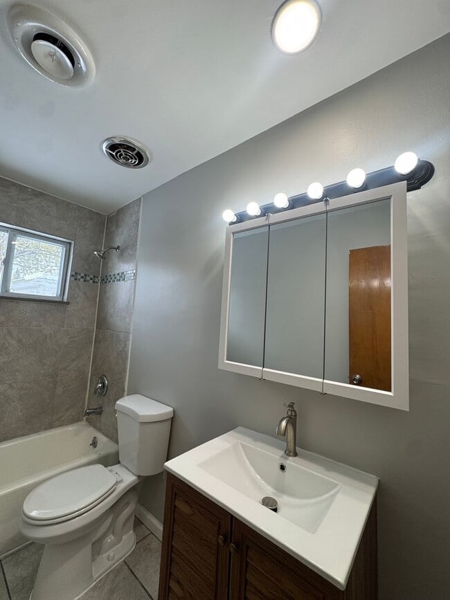 Building Photo - Don’t miss out on this charming three-bedr...