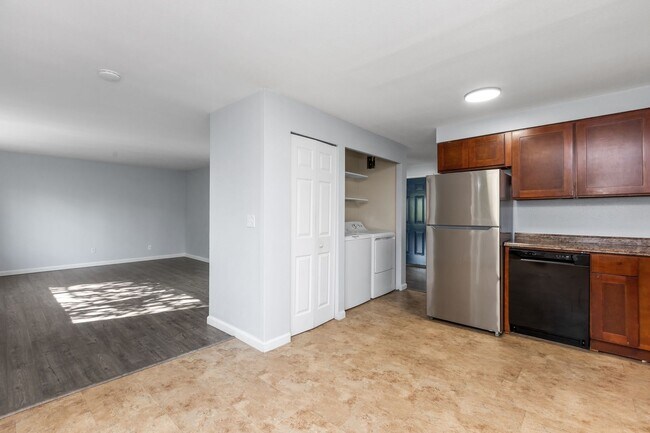 Building Photo - 6118 Kenwood Dr