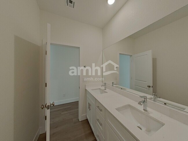 Building Photo - 889 English Primrose St