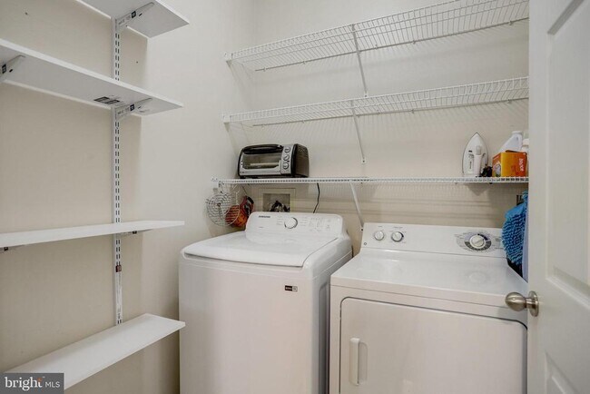 Building Photo - 501 Hungerford Dr
