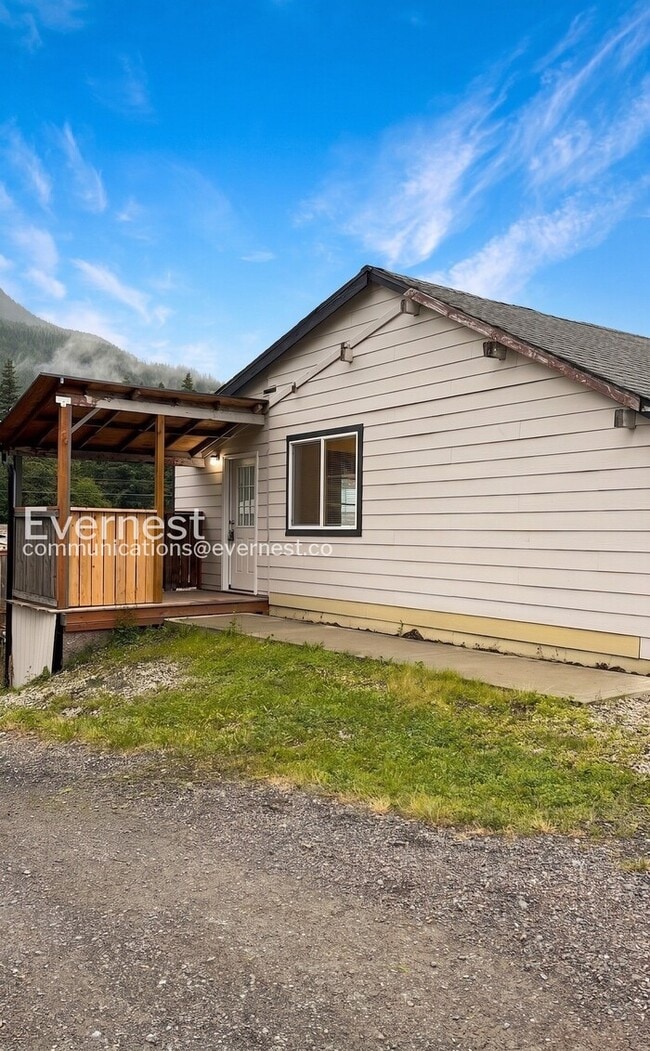 Building Photo - 2-Bed/1-Bath Town Home/ Available Now!