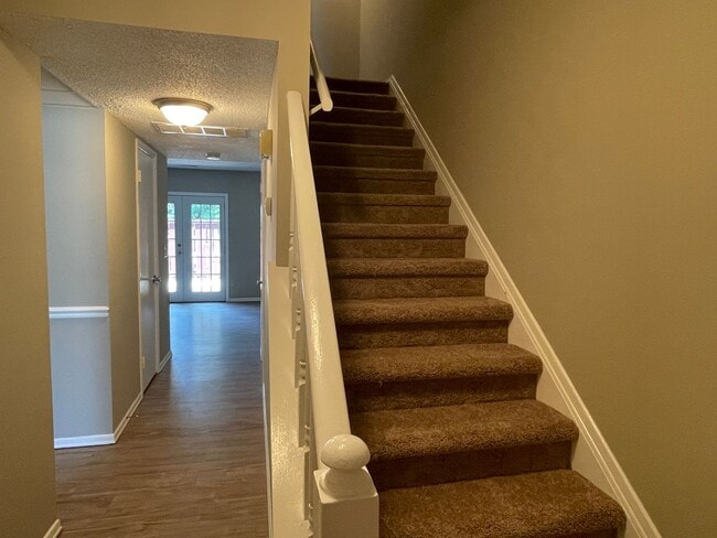 Building Photo - SW - Updated Townhome.  New Flooring, Just...