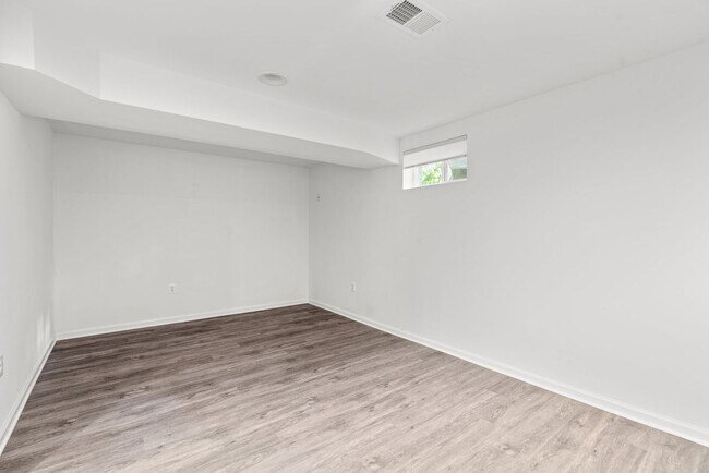 Building Photo - 3BR/4BA - Silver Spring Rambler on Quiet Cul-de-Sac Near Sligo Creek Park