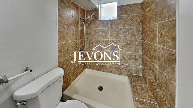 Building Photo - $1,000 Rent Credit if move-in occurs befor...