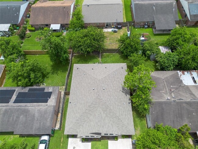 Building Photo - 3915 Brookmeade Dr