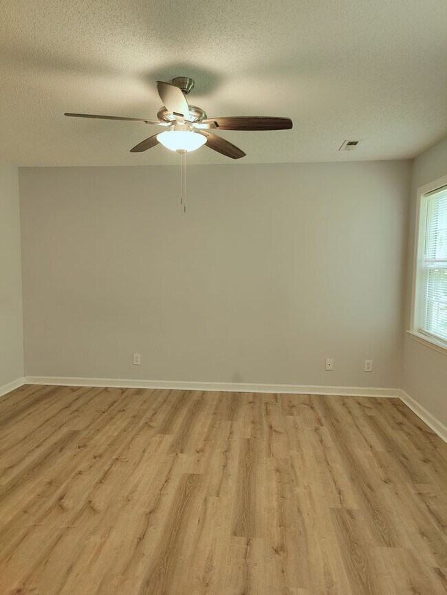 Building Photo - 2025 Ardmore Village Ln