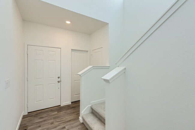 Building Photo - 637 Thistle Pl