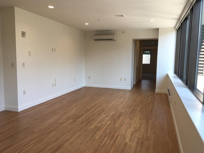 Building Photo - 875 Elm St