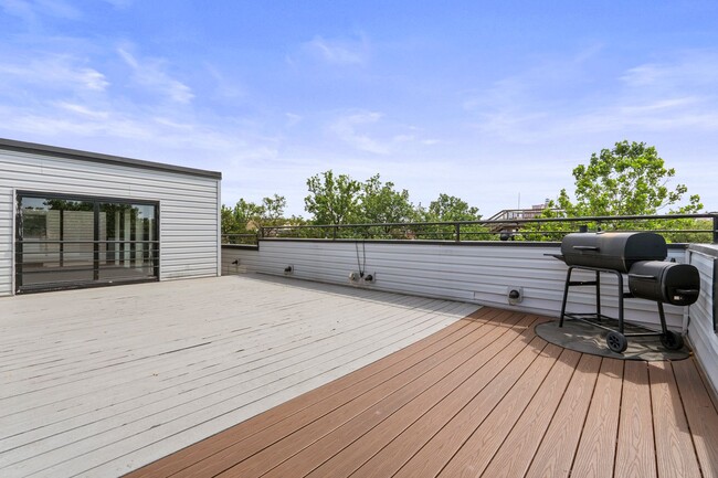 Building Photo - 4 Bedroom / 3 Bathroom Modern Contemporary...
