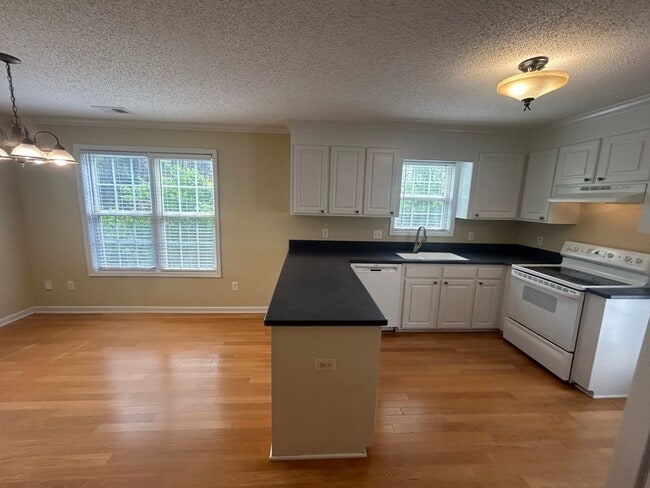 Building Photo - 208 Charles Towne Ct