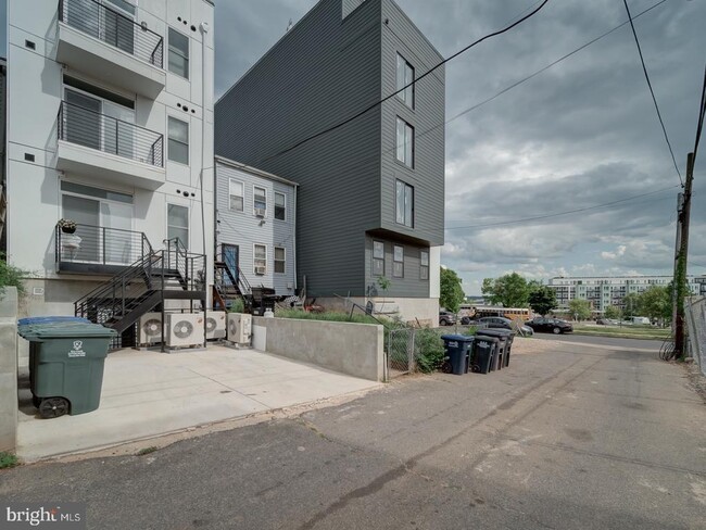 Building Photo - 1004 18th St NE