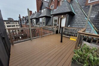 Building Photo - Charming 3 Bedroom