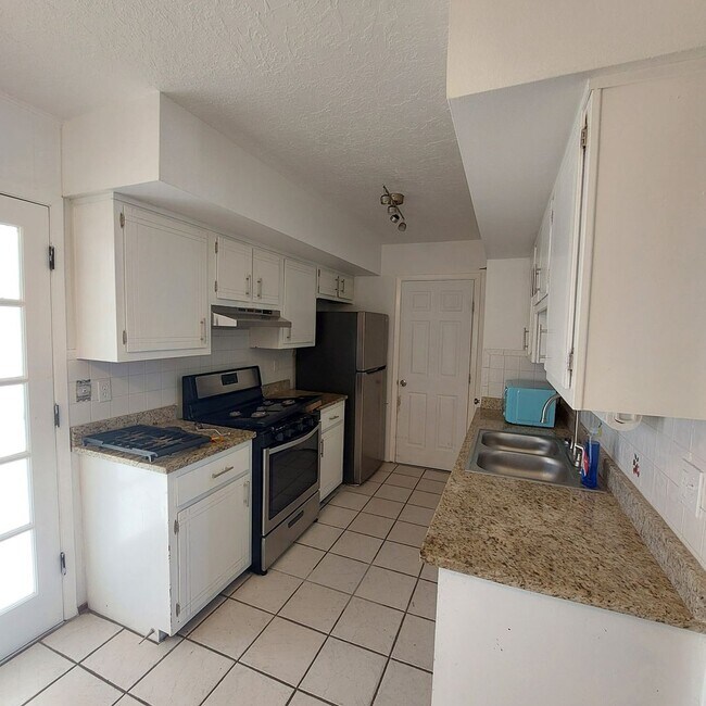 Building Photo - Welcome Home ! 3 bedroom 1.5 bath rental -DUPLEX