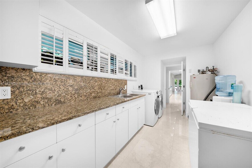 Building Photo - 9000 Arvida Dr