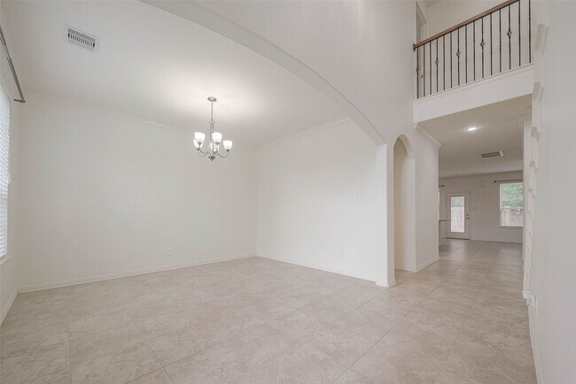 Building Photo - 2261 Oak Cir Dr N