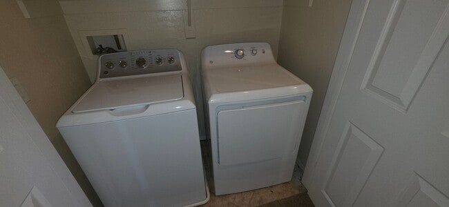 Building Photo - Sky Pointe Dr