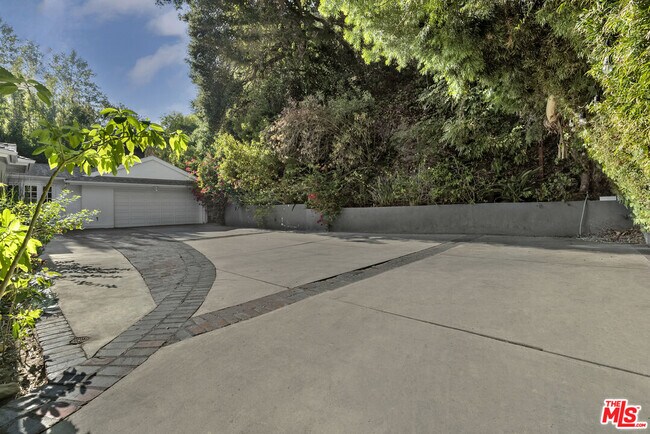 Building Photo - 2761 Hutton Dr