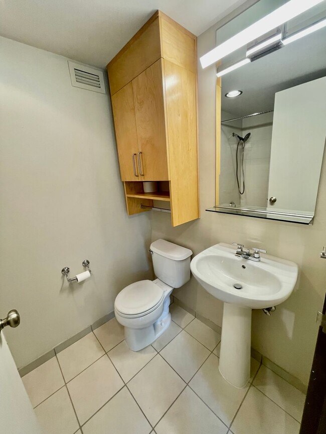 Building Photo - Modern 2-Bed, 2-Bath Downtown Condo with P...