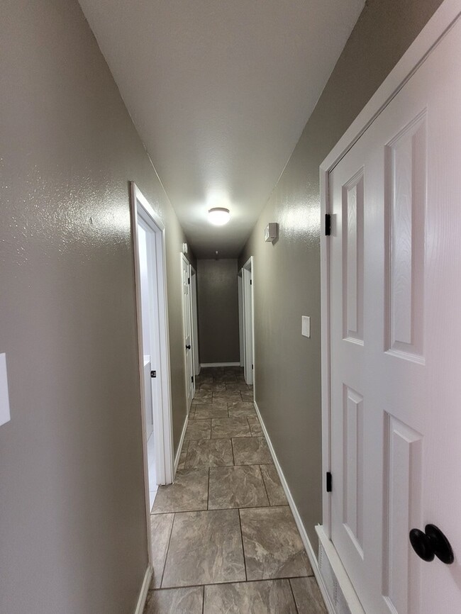 Building Photo - Move in ready 3 bed 2 bath home with 2 car...