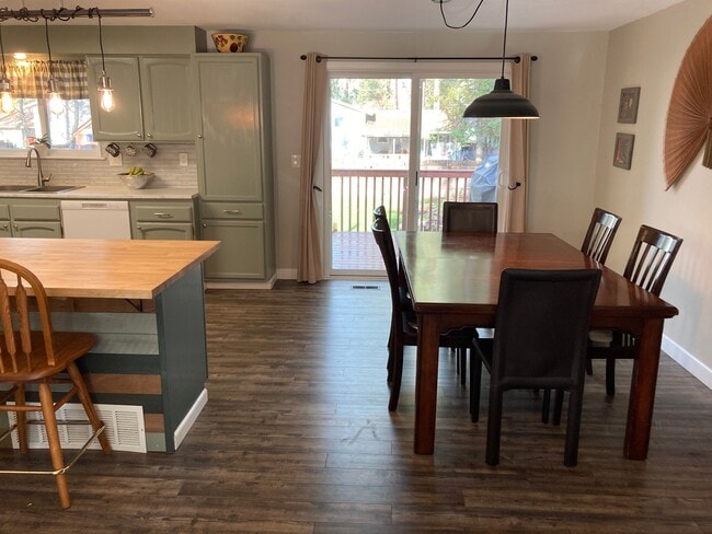 Building Photo - 9619 E 9th Ave