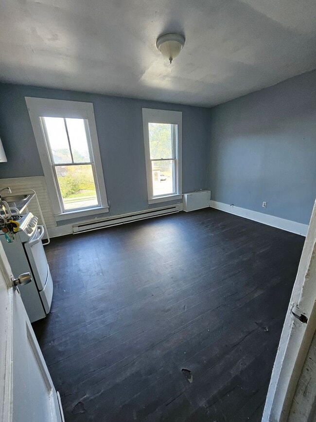 Building Photo - Upper studio ALL UTILITIES INCLUDED