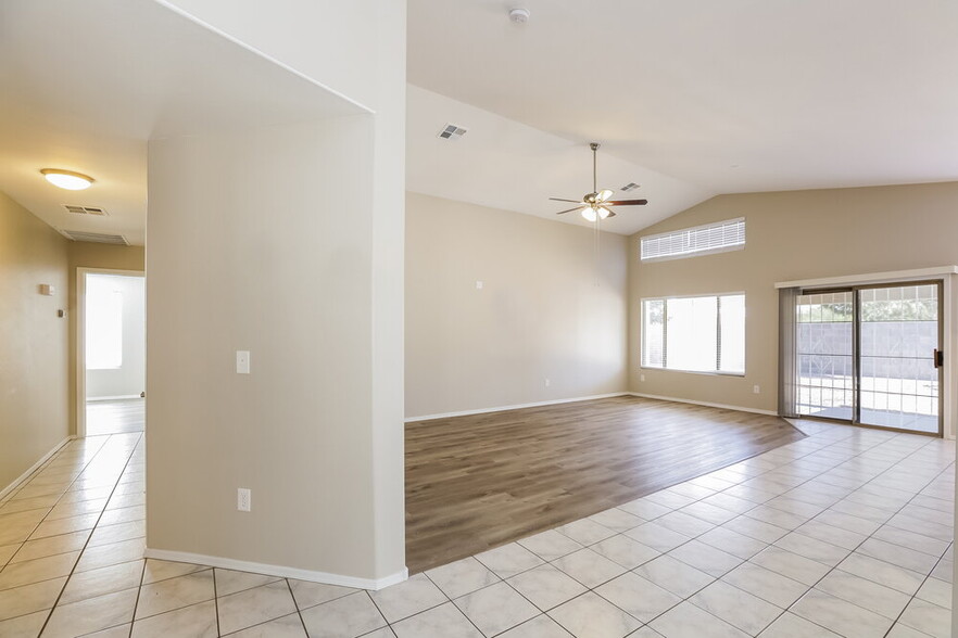 Building Photo - 1510 N Saddle St