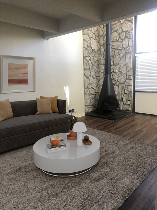 Building Photo - Spacious 2-Bedroom 1.5 Bath Penthouse in t...