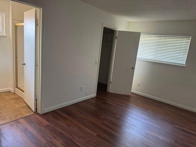 Building Photo - 4973-4975 Summerwood Circle