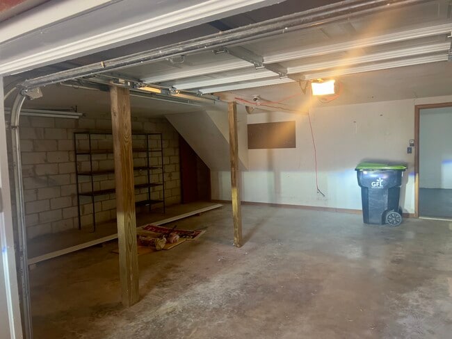 Building Photo - 610 N 6th Ave