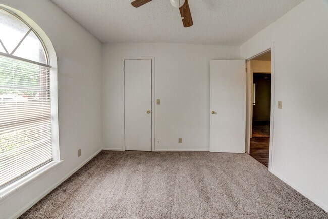 Building Photo - 4 Bed | 2 Bath | Broken Arrow | October