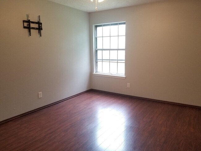 Building Photo - 3911 Brightwood Dr