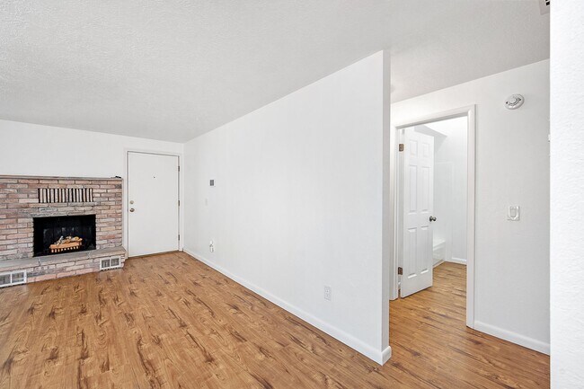 Building Photo - Super Cute North End Place with Garage and Backyard!