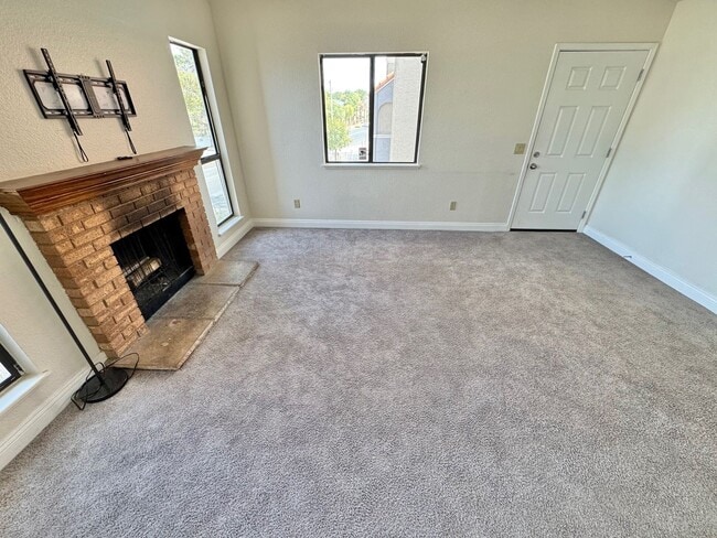 Building Photo - ADORABLE SECOND STORY 2 BEDROOMS 2 FULL BA...