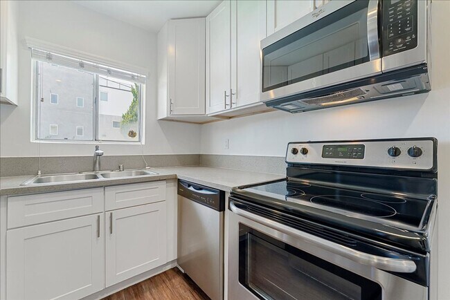 Building Photo - 5703 Hazeltine Ave