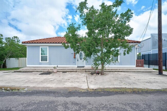 Building Photo - 2734 Avenue D
