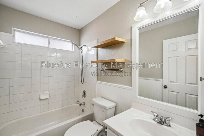 Building Photo - 315 Hollow Grove
