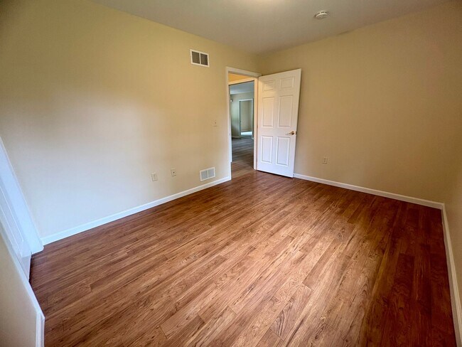 Building Photo - 3 Bedroom 2.5 Bathroom Home Available in Elizabethtown!