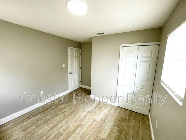 Building Photo - 8310 Croton Ave