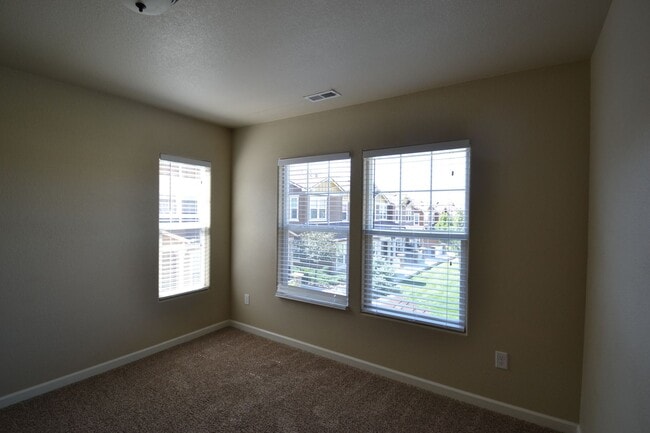 Building Photo - Available Now! 3 Bedroom 2.5 Bathroom Town...