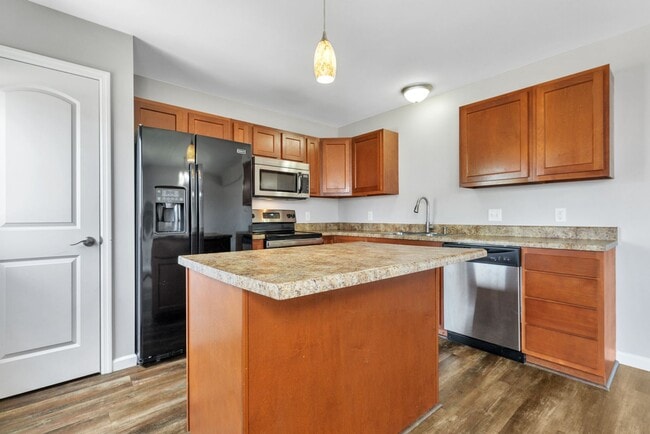 Building Photo - Beautiful 3b/3b Townhome!