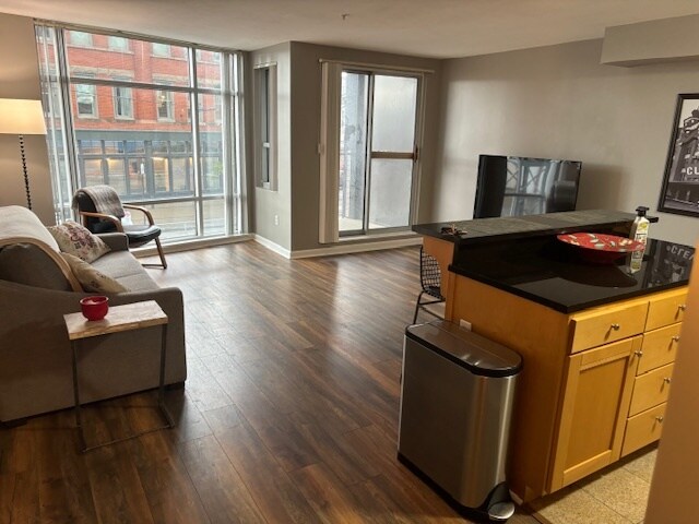 Primary Photo - 2222 Detroit Ave