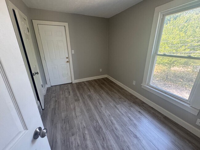 Building Photo - Single Family Home 4 Bedroom and 1 Bath