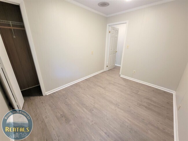 Building Photo - 3bd/2ba House On Faculty Street---Great Location!