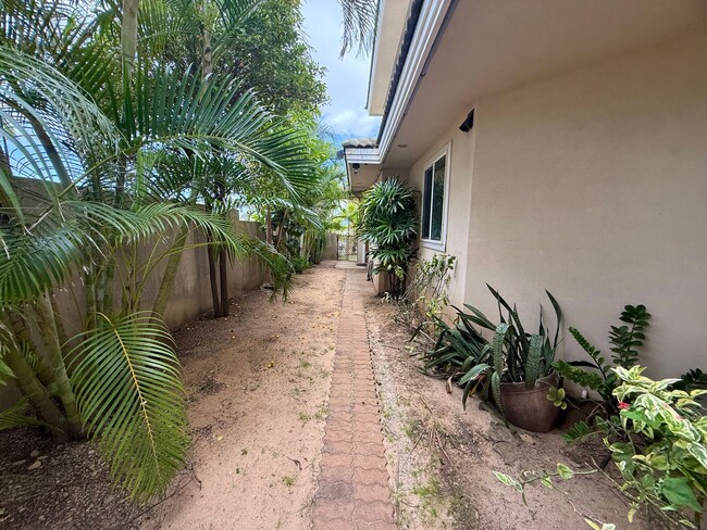Building Photo - Partially Furnished 3 Bedroom / 2.5 Bathroom Custom Home in Sandhill Estates gated community!