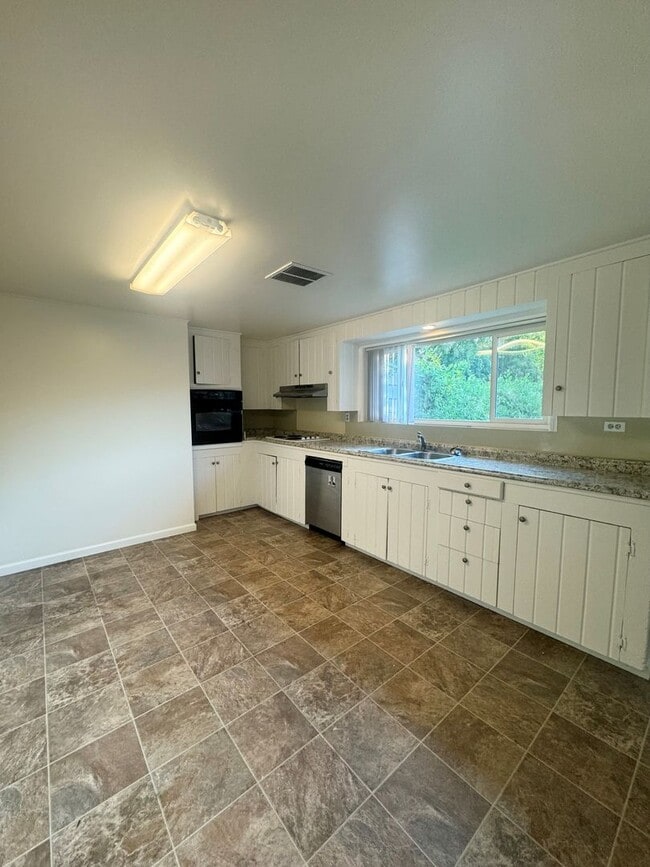 Building Photo - Spacious 3 Bedroom!