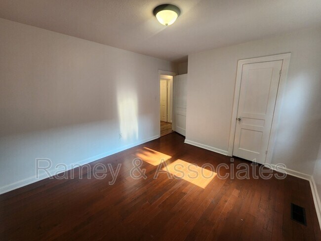 Building Photo - 2112 Ratcliffe Ave